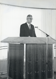 171163 Afbeelding van president-directeur ir. J. Lohmann van de N.S. tijdens zijn toespraak op de bijeenkomst in de ...
